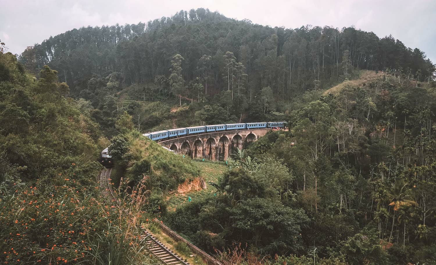 train nine arch bridge sri lanka ella