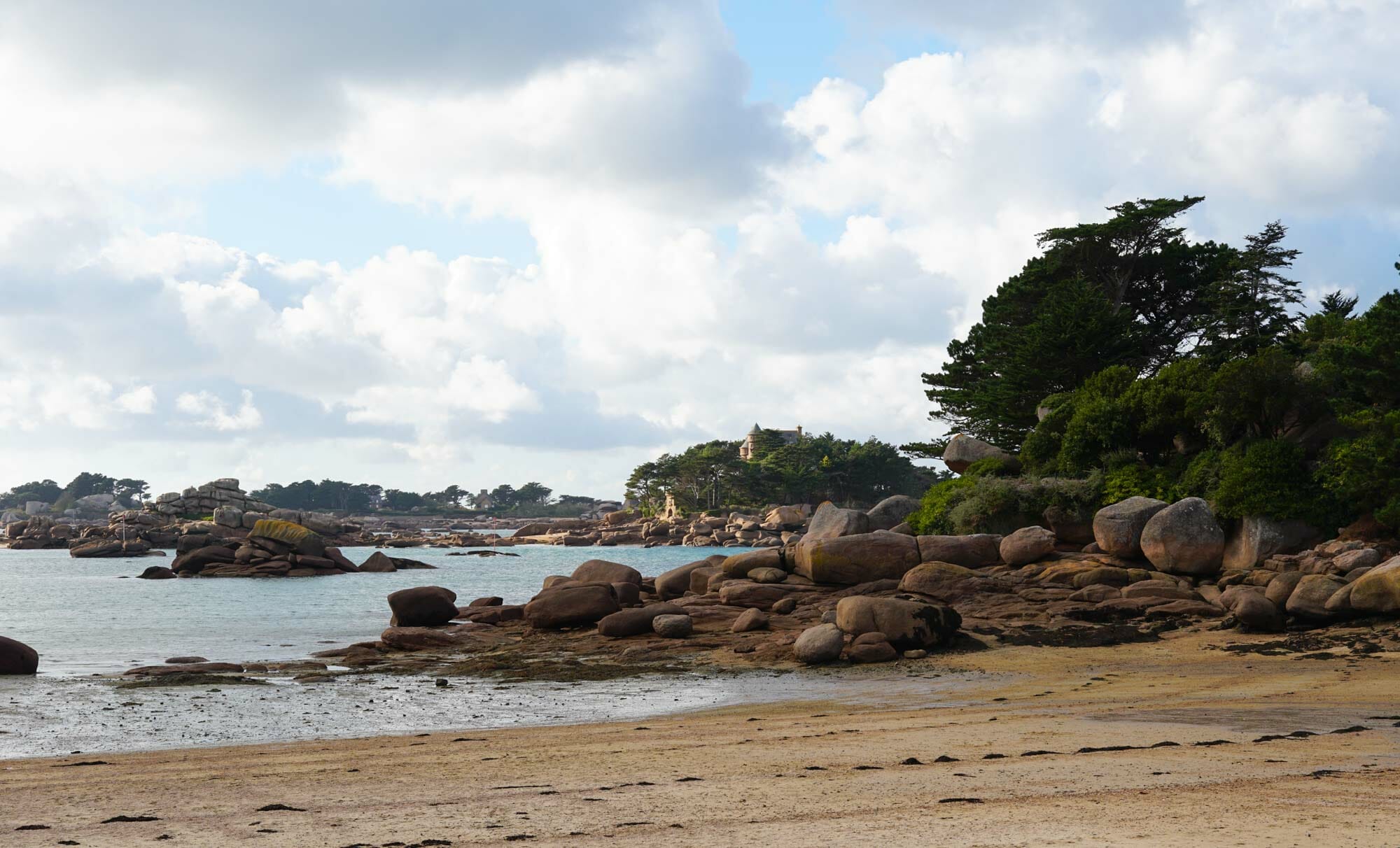 village-ploumanach-cote-granit-atlantique-france