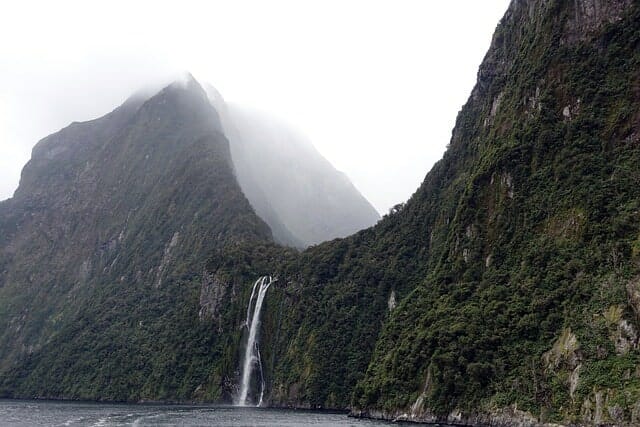 Les cascades de Milford sound, dans les fjords néo-zélandais